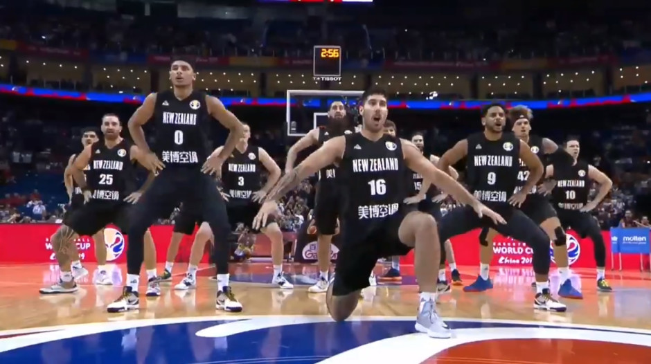 Nueva Zelanda realiza el legendario ‘Haka’ previo al duelo contra Grecia 