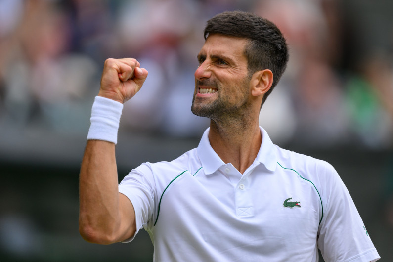 Novak Djokovic avanza a semifinales tras vencer a Jannik Sinner en Wimbledon