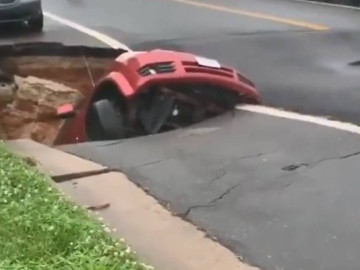 Socavón en Virginia  se “traga” coche