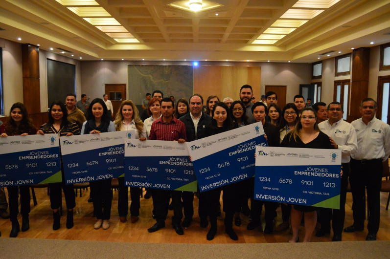 Estado entrega apoyos a jóvenes emprendedores