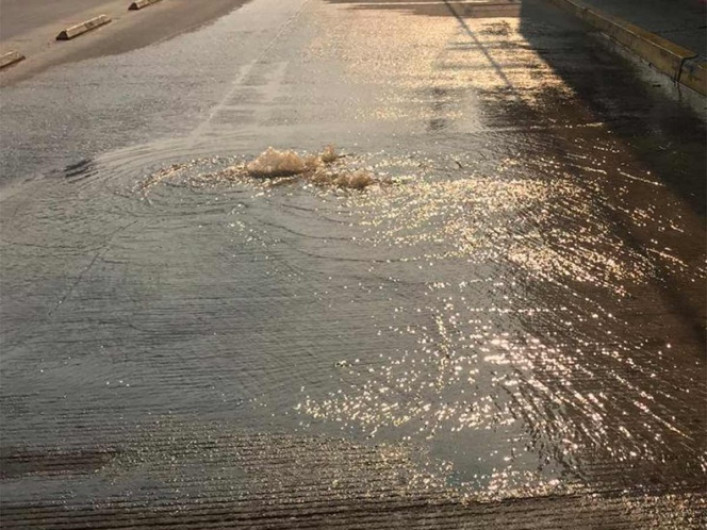 Coladera con aguas negras colapsa, agua es enviada al mar