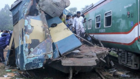 Al menos 16 muertos y varios heridos por choque de trenes en Bangladesh