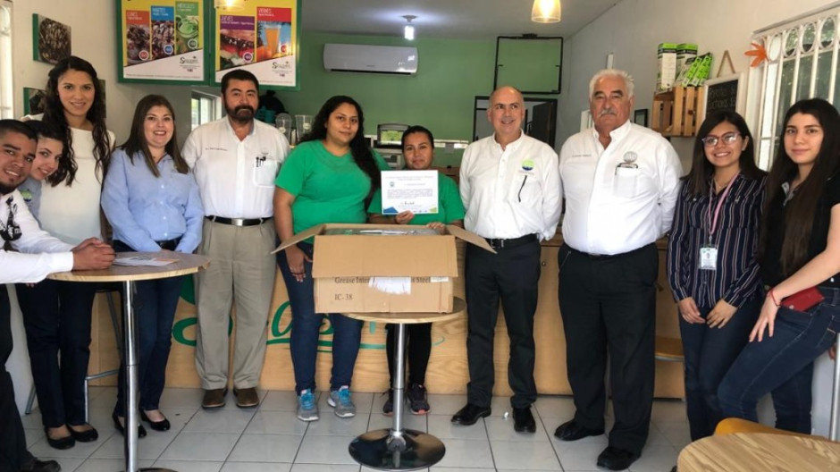 Entrega Gerente de la JAD trampas para grasas a negocios de alimentos