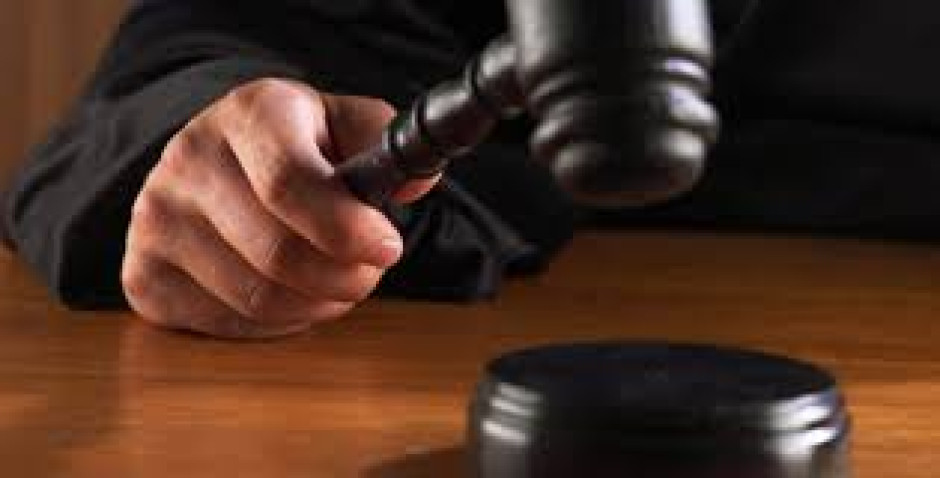 Juez condena a exservidores públicos por falsificación de documentos