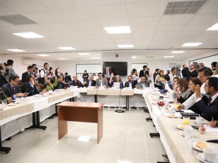 Avanza decreto para regular salarios de funcionarios