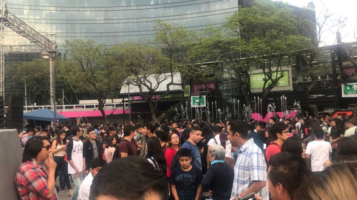 Zoé estrena disco en concierto sorpresa