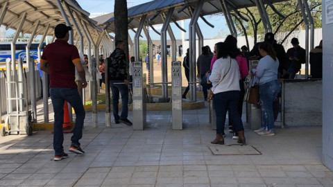 Inicia semana con largas filas en puentes internacionales