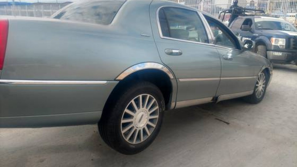 Intentan cruzar escondidos en asientos de auto