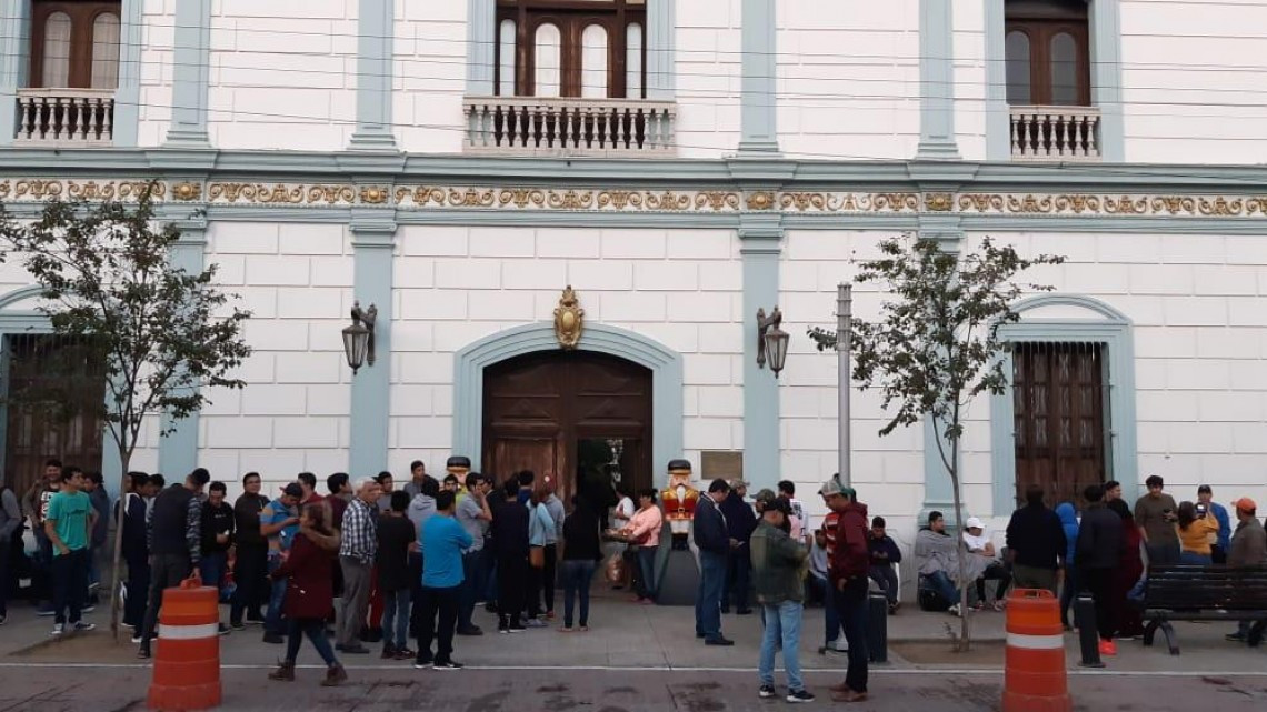 Jóvenes sitian la Presidencia en Victoria 