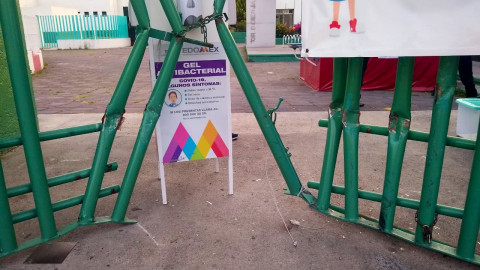 Impacta camioneta contra Hospital Las Américas buscando atender un paciente 