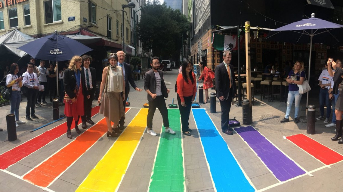 Pintan paso peatonal con los colores de la bandera LGBTTTI en la CDMX