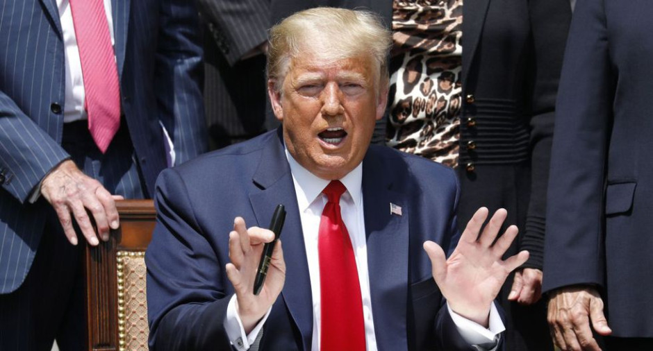 Firma Trump orden ejecutiva para cambiar prácticas policiales