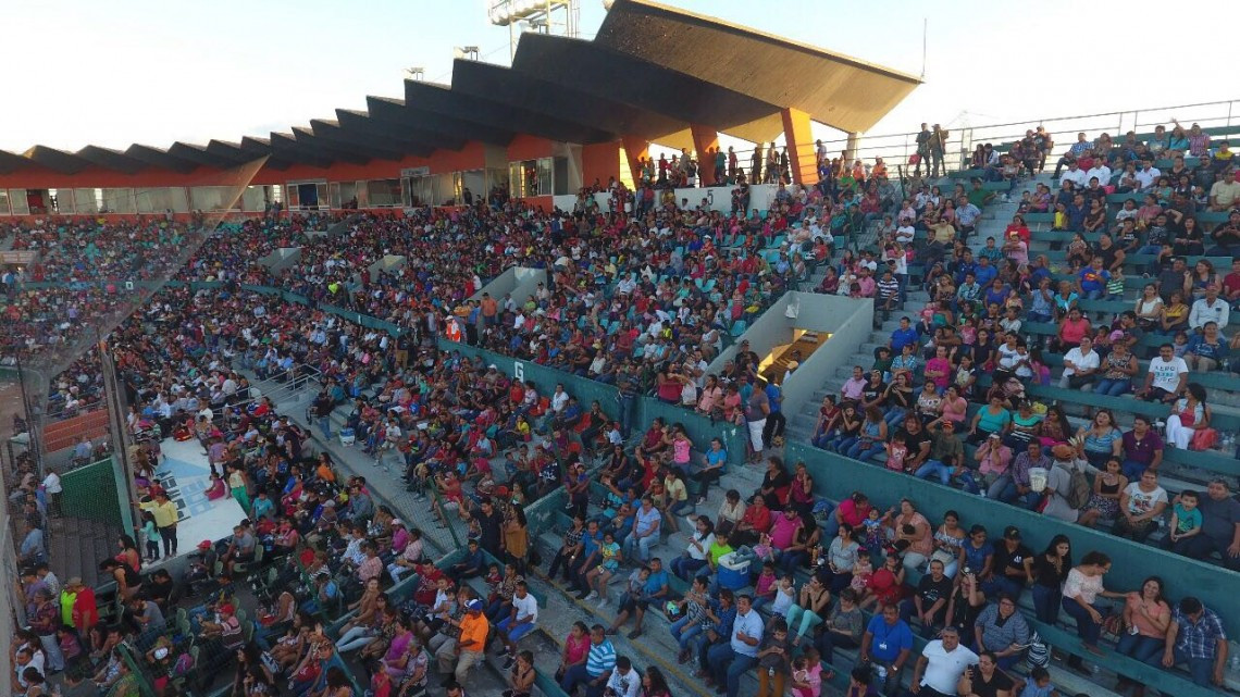 Disfrutan reynosenses de festejo a Papá y Mamá