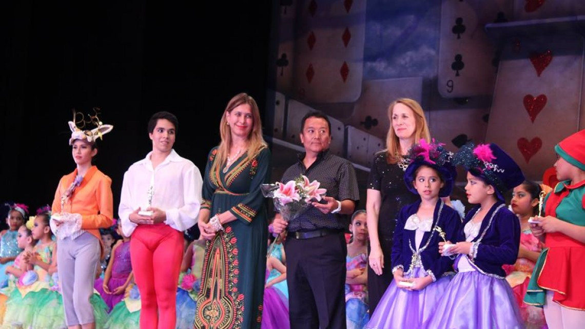 Alcaldesa asiste a presentación del ballet clásico "Alicia en el país de las maravillas"
