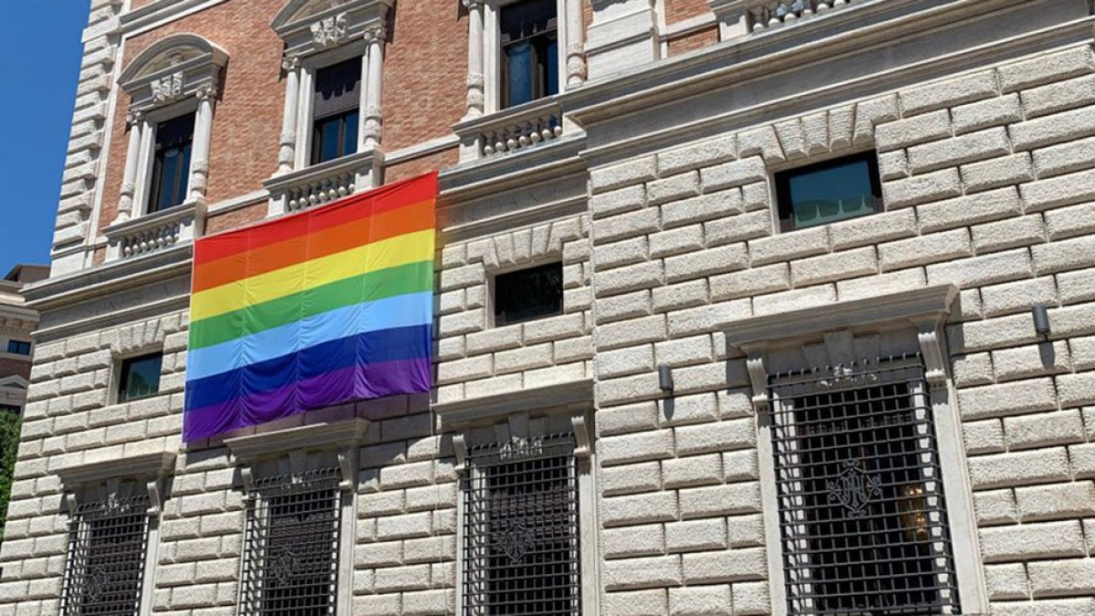 Embajada de EU en el Vaticano cuelga una bandera por el mes del Orgullo LGBT