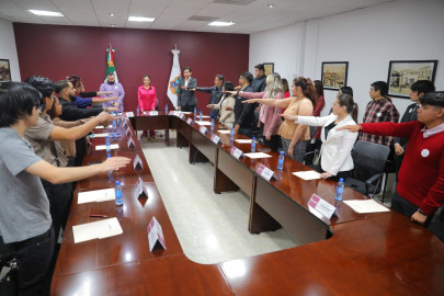 Instala Gobierno Municipal consejo neolaredense de la juventud 