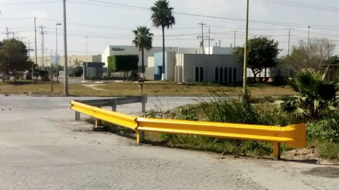 Instalan 18 tramos de defensas metálicas