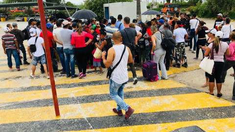 Invita INM a cubanos a desalojar la zona federal del puente nuevo