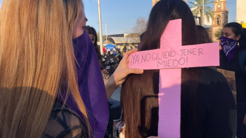 Feministas presentan "Las Embolsadas" en la Plaza Principal.