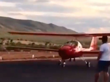 Hombre es golpeado por el ala de una avioneta