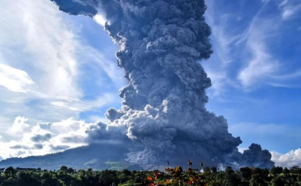 Volcán en Indonesia entra en erupción y crea enorme columna de ceniza