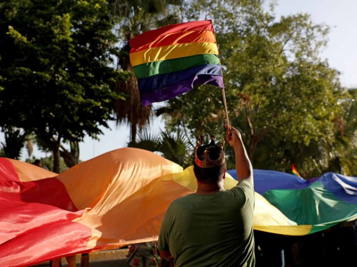 Quiero ser homosexual para llamar la atención: funcionaria