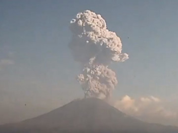 Captan nueva explosión del Popocatépetl
