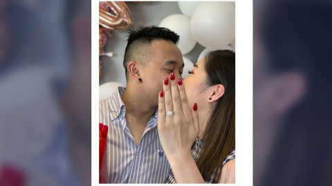 Le pidieron matrimonio y ¡no se hizo las uñas!