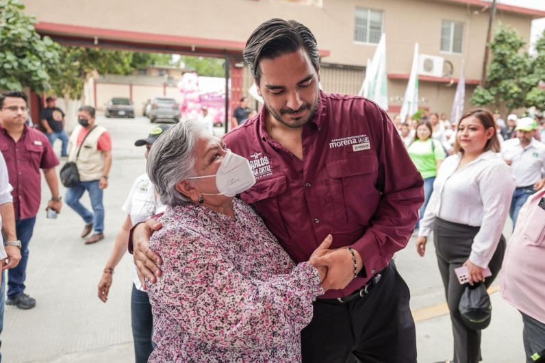 Carlos Peña y Maki Ortiz Refuerzan Compromisos con la Educación en Encuentro con Estudiantes de Enfermería, acompañados por Margarita Ortega Padrón