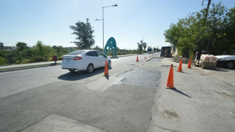 Realizan labores de bacheo en Avenida Garza Zamora