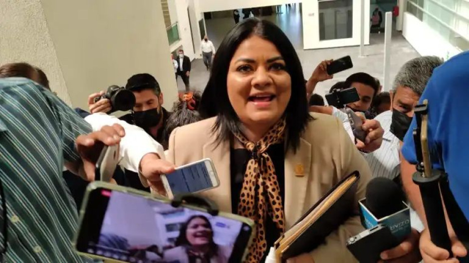 Insiste Úrsula Salazar en estar limpia; pero sus compañeros no meterían las manos al fuego por ella 