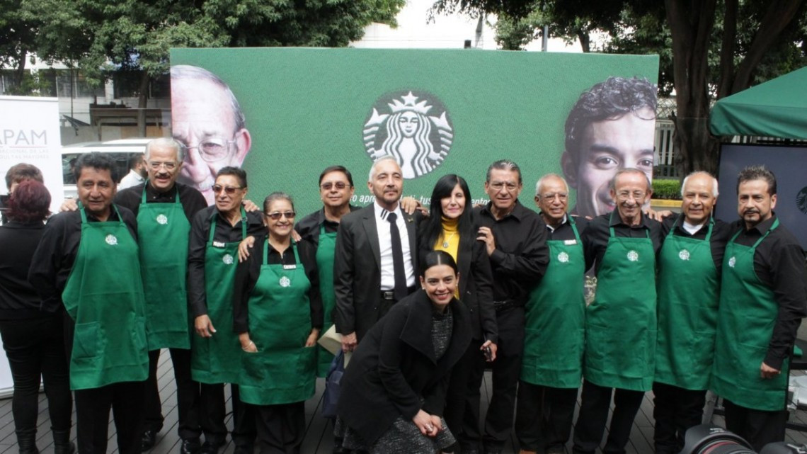 Inaugura Starbucks primera sucursal en México atendida por adultos mayores