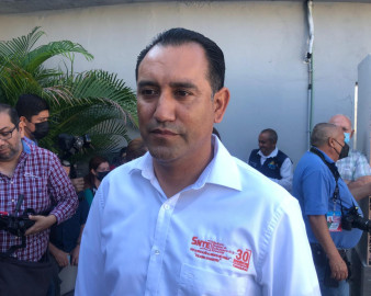 Ante falta de pagos maestros trabajan bajo protesta 