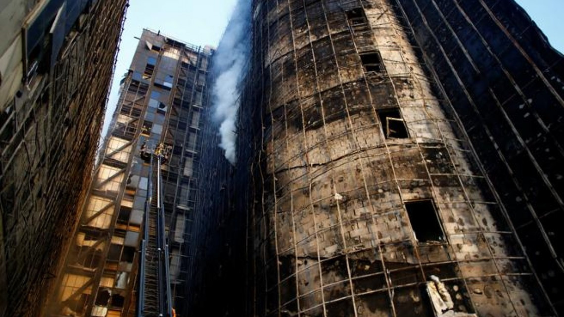 Incendio aparatoso se registra en hospital de Estambul