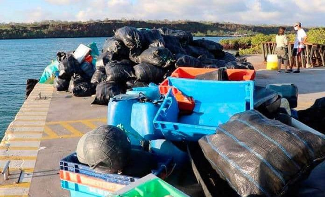 Recolectan más de dos toneladas de basura en Islas Galápagos