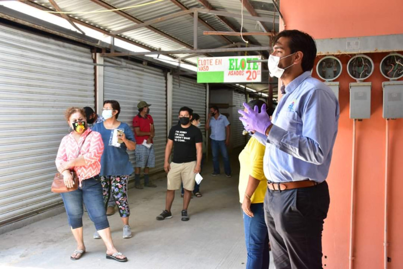 Personal del Voluntariado DIF entrega despensas a locatarios del tianguis de Villa Diamante