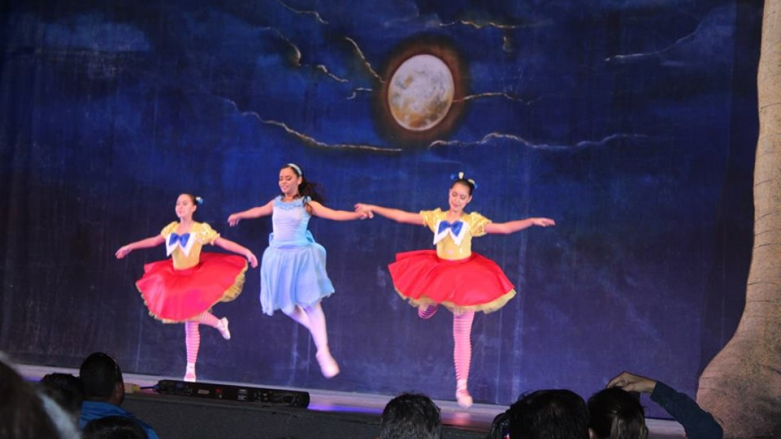 Alcaldesa asiste a presentación del ballet clásico "Alicia en el país de las maravillas"