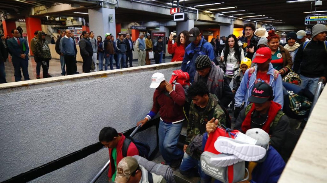 Migrantes reanudan su camino hacia EU