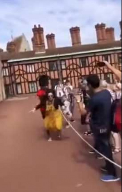 Nunca te cruces en el camino de un guardia real británico o esto pasará