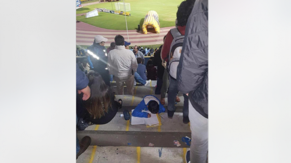 Niño se va con todo y tarea al estadio para apoyar al Macará