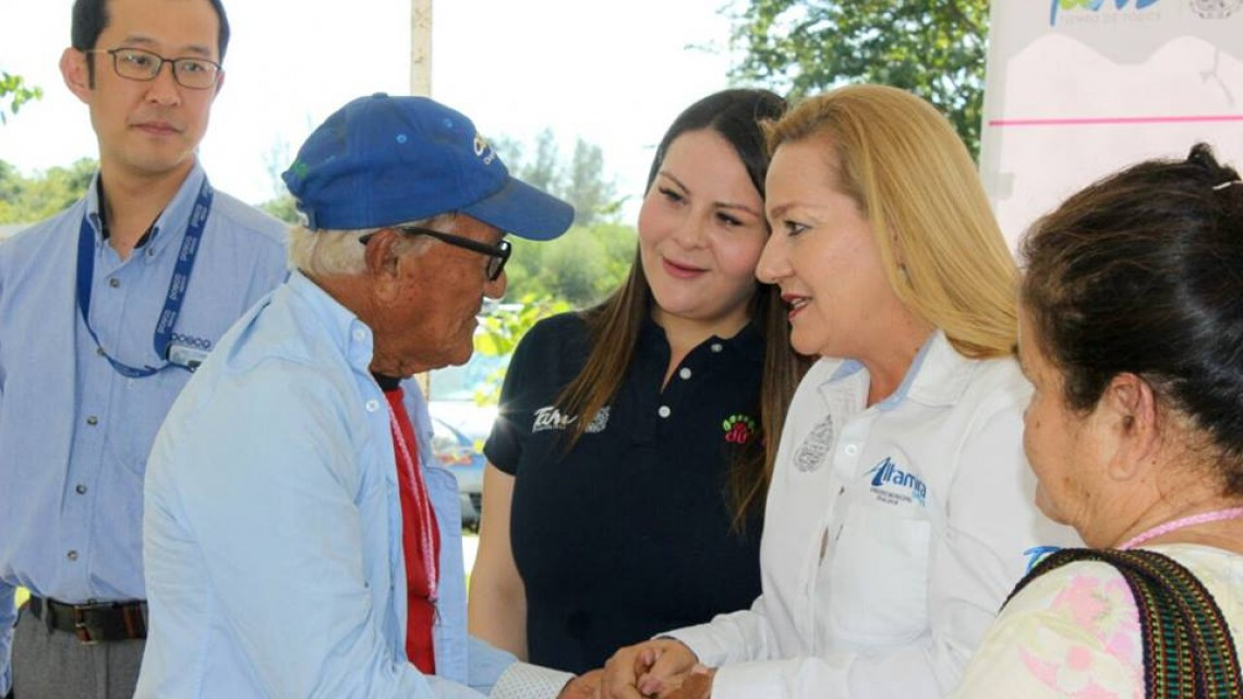 Entregan aparatos funcionales a mayores