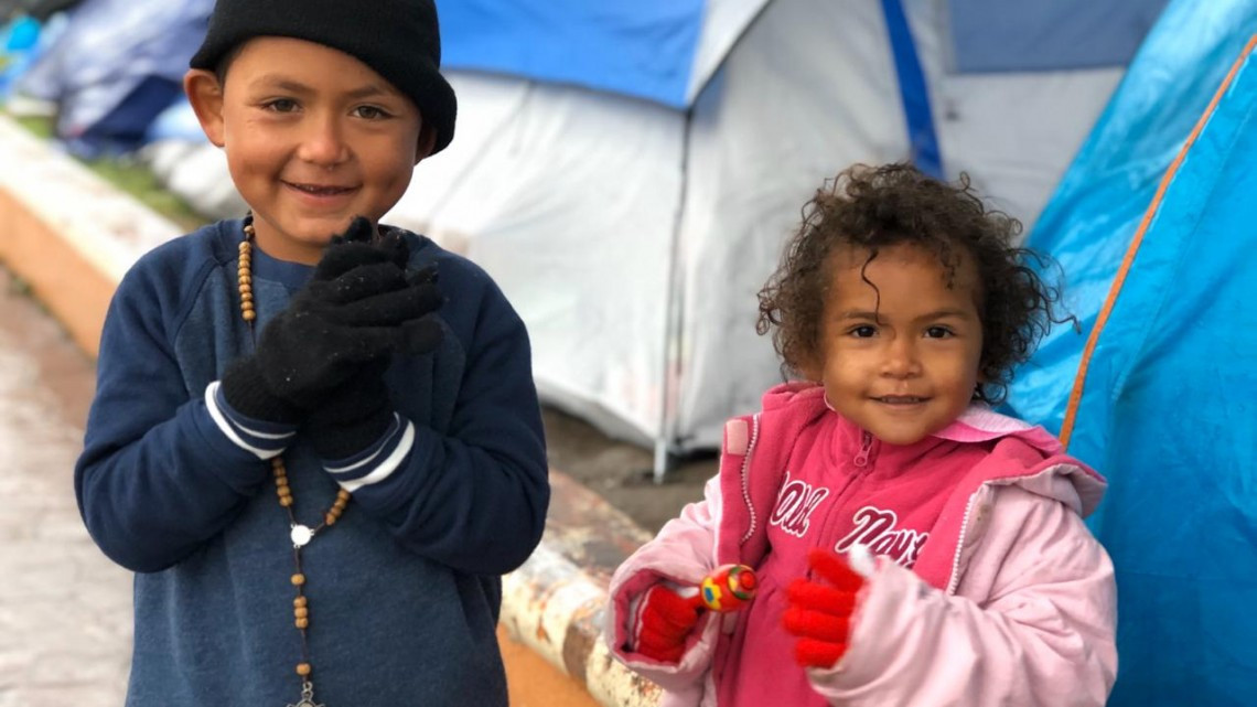 Migrantes en Matamoros expuestos a la lluvia y al frío