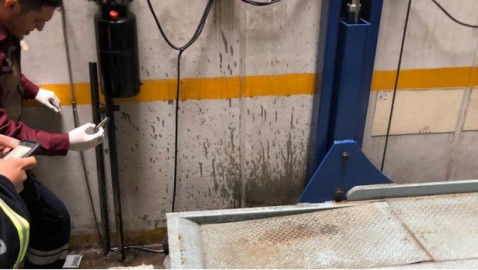 Trabajador de mantenimiento muere aplastado por elevador