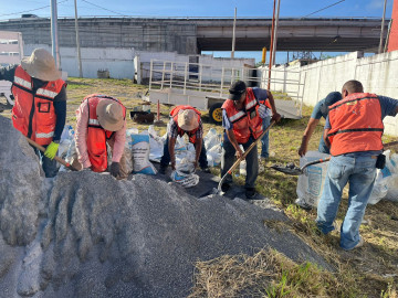 Entrega DIF Reynosa costales de arena a familias 