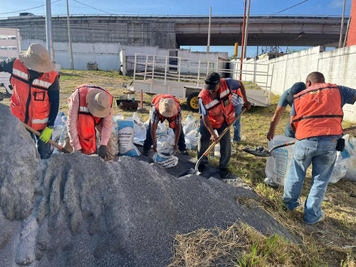 Entrega DIF Reynosa costales de arena a familias 