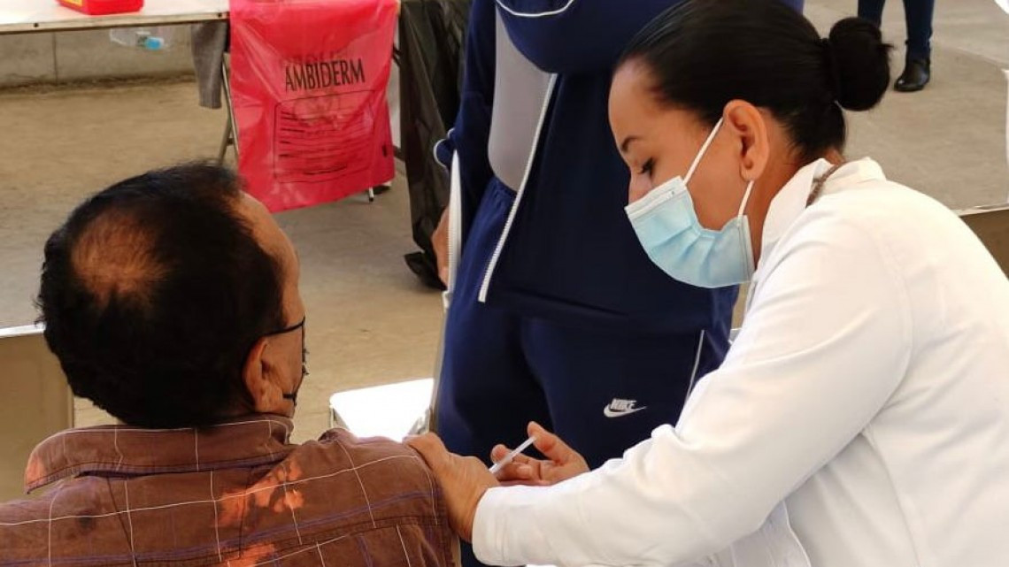 Aplican tercera dosis contra COVID-19 a adultos mayores en Victoria 