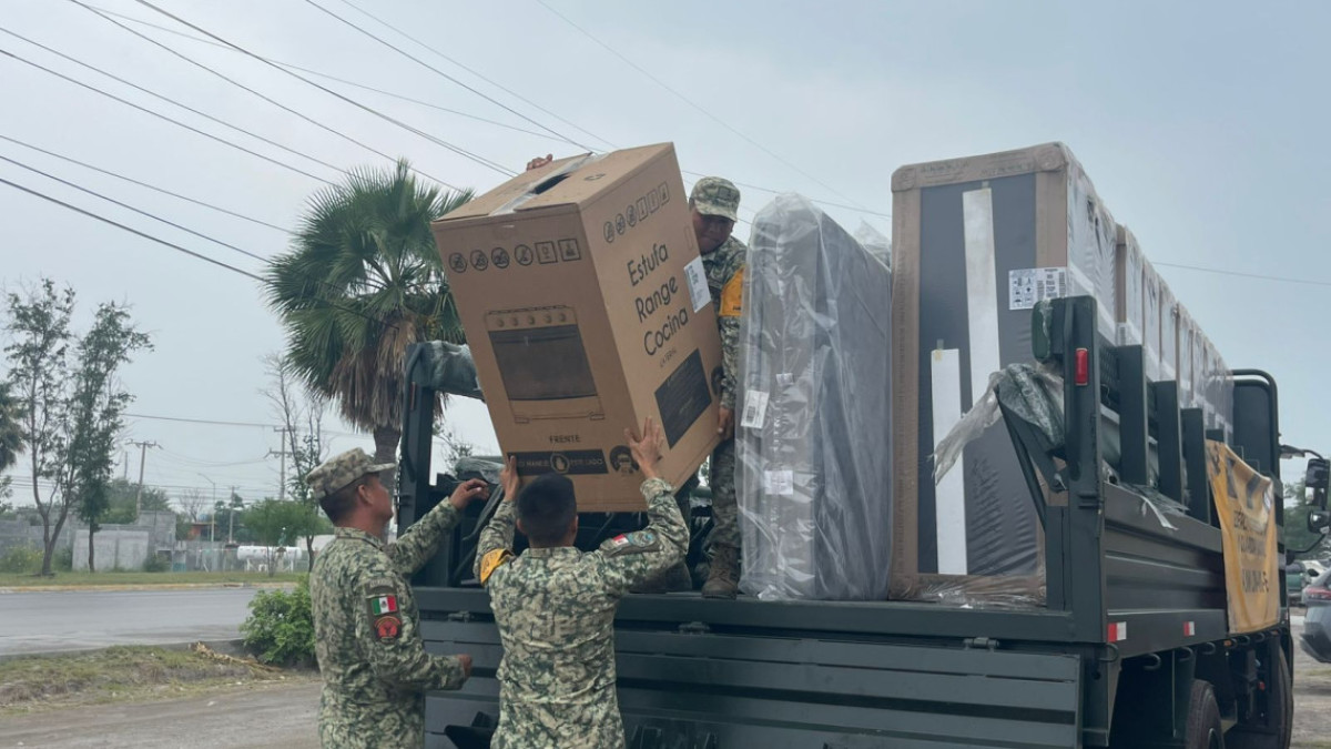 Sedena y Servidores de la Nación entregan enseres domésticos a familias