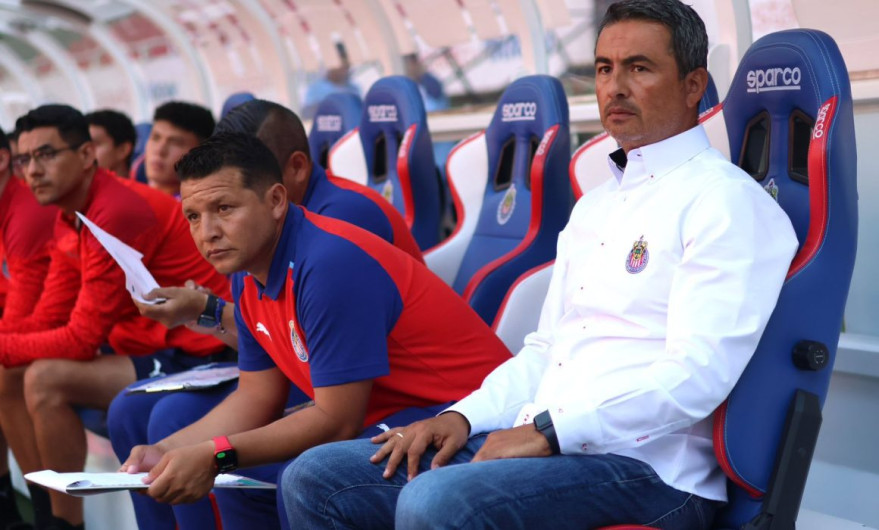 Chivas confirma la salida de Arturo Ortega como técnico del Tapatío