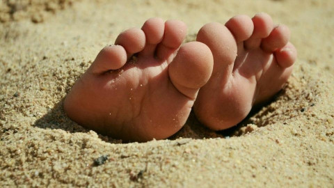 Pareja que tenía relaciones en la playa es detenida por enterrar a su bebé en la arena
