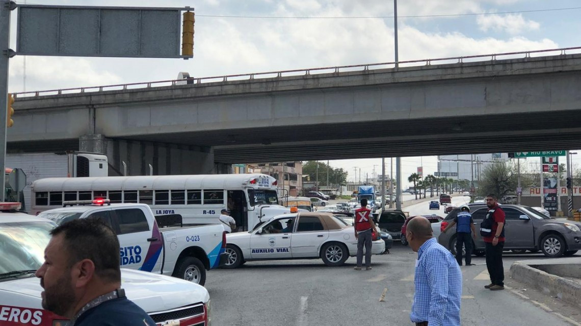 Caída de cable de luz provoca incendio y apaga semáforos